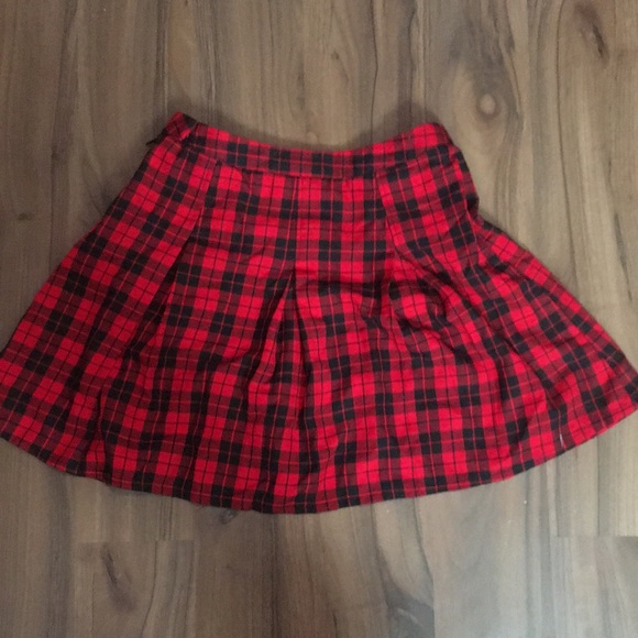 Small plaid Hot Topic skirt with buckle design - Picture 2 of 2